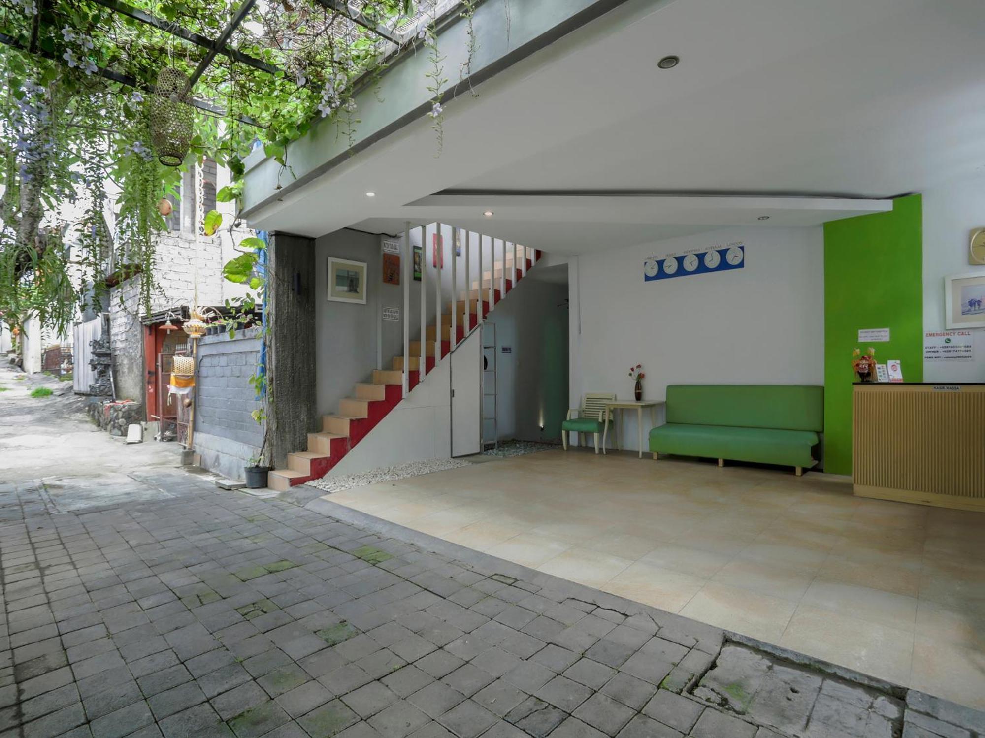 Oyo 3852 Valomia Guest House Dempasar Exterior foto